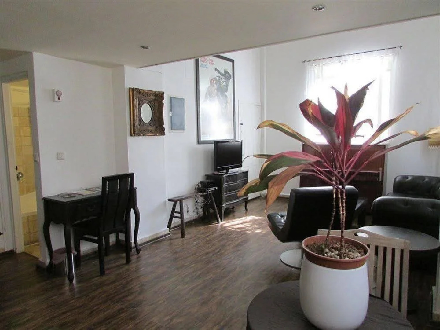 Nina Cafe Suites Hotel