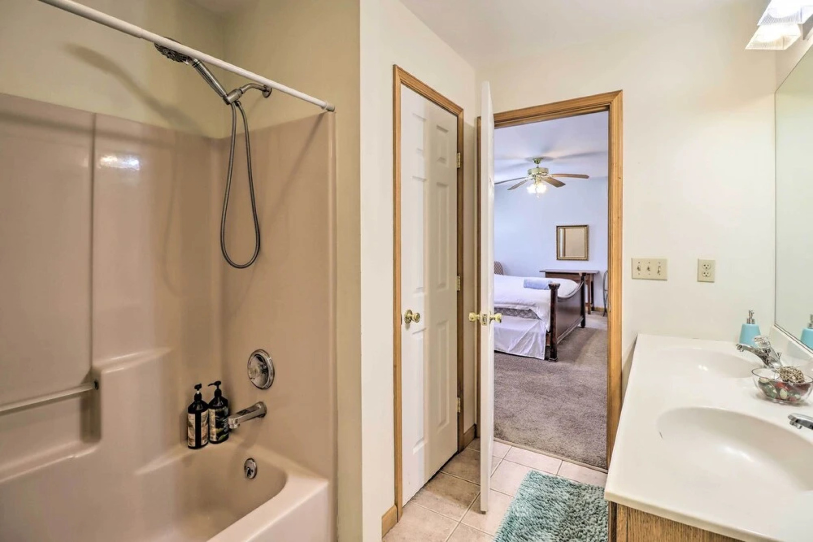 Colonial House in Quiet Area Near Camelback Resort