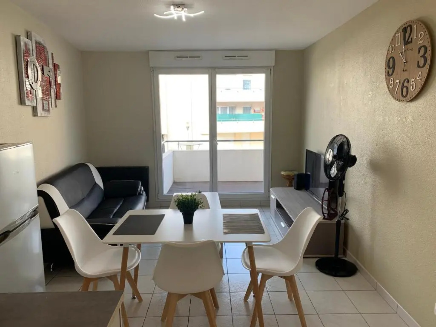 F2 rénové,lumineux avec balcon,parking et piscine