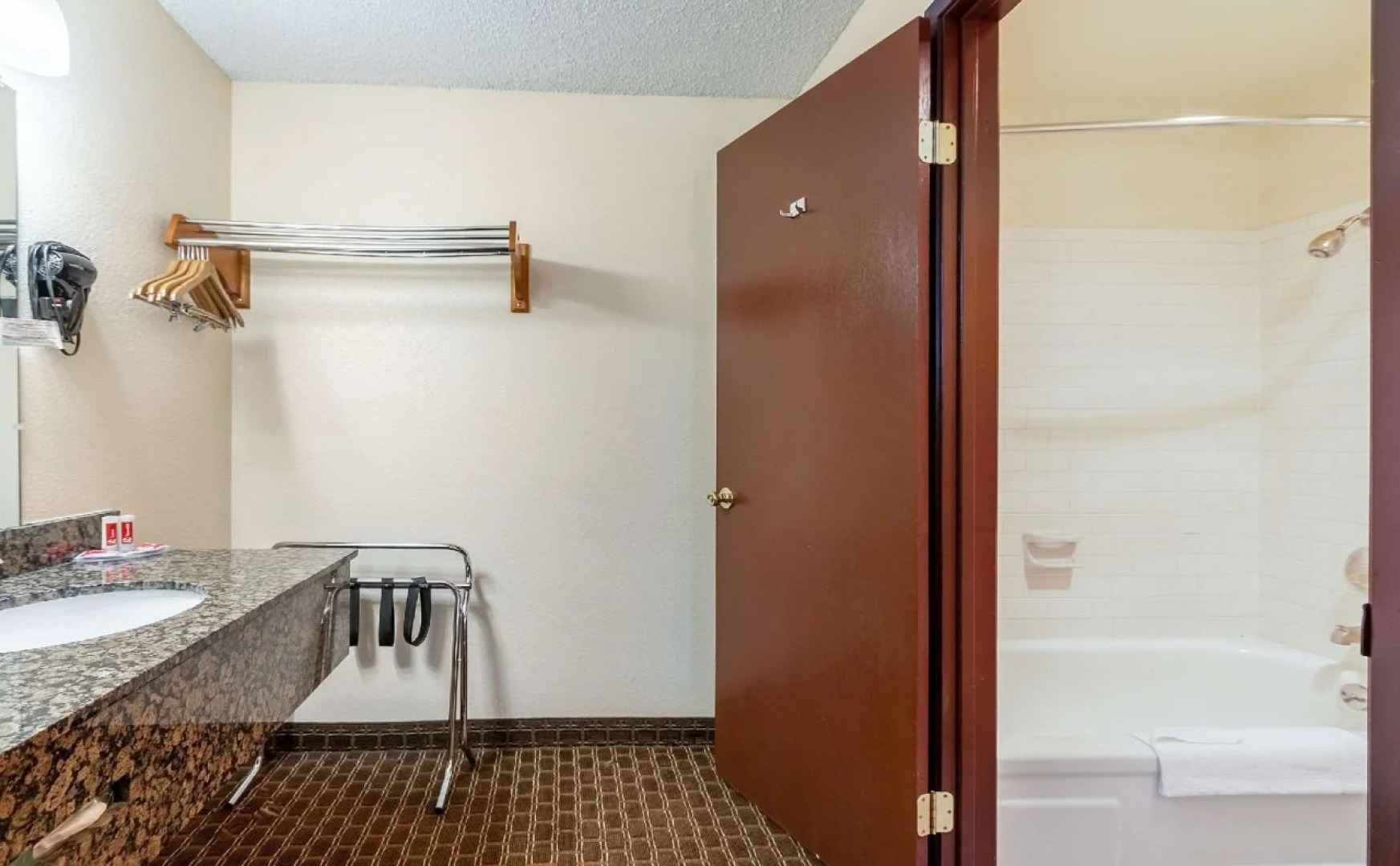Econo Lodge Inn & Suites Hillsboro - Portland West