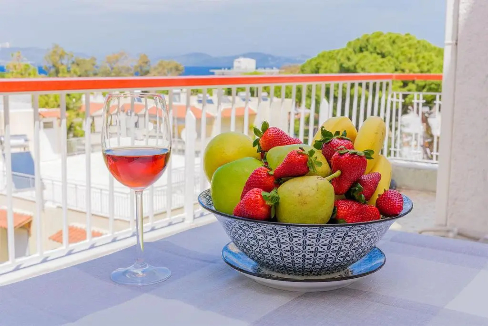 Lovely 1-bdrm condo, balconies 5 min walk to beach