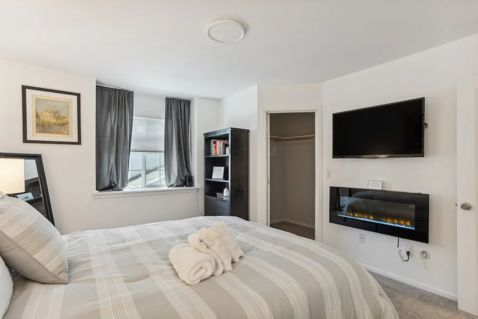 Charming Tacoma Retreat w/ Patio & 2 Fireplaces!