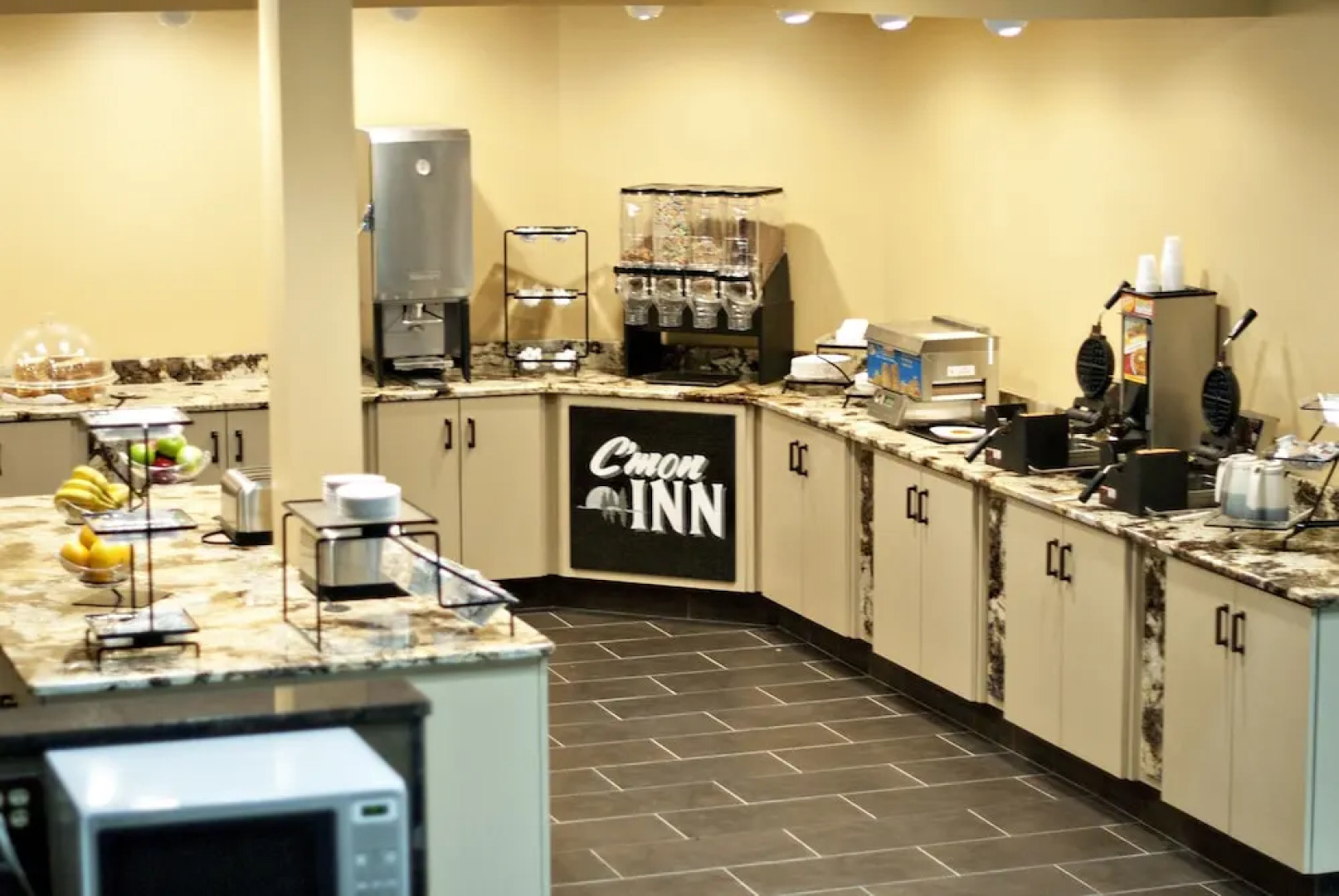 C'mon Inn Hotel & Suites