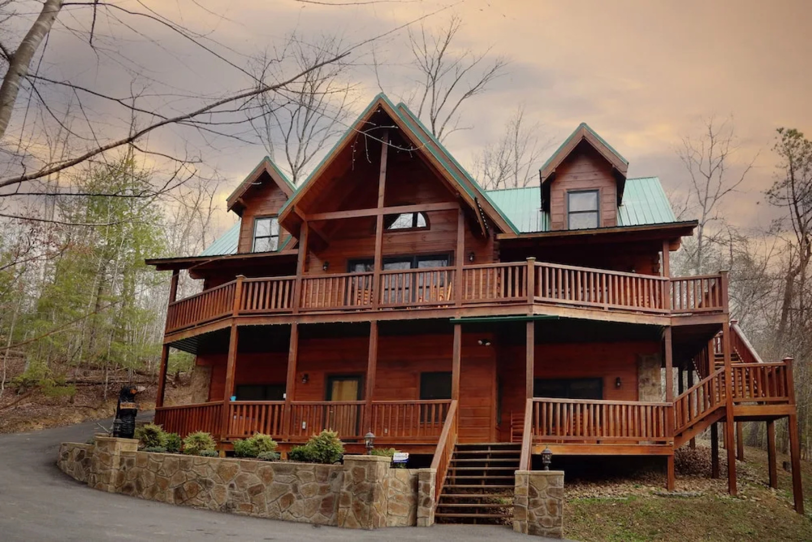 Smoky Mountain Getaway - Five Bedroom Cabin