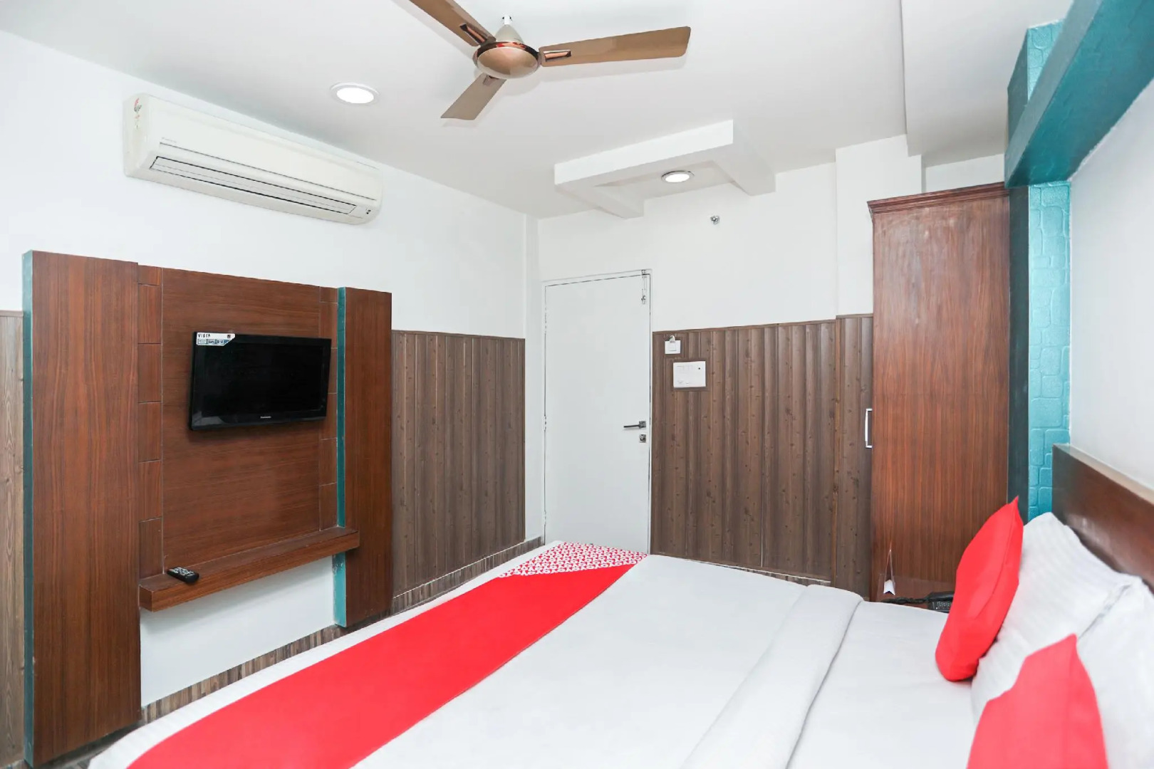 OYO 11061 Hotel Awesome