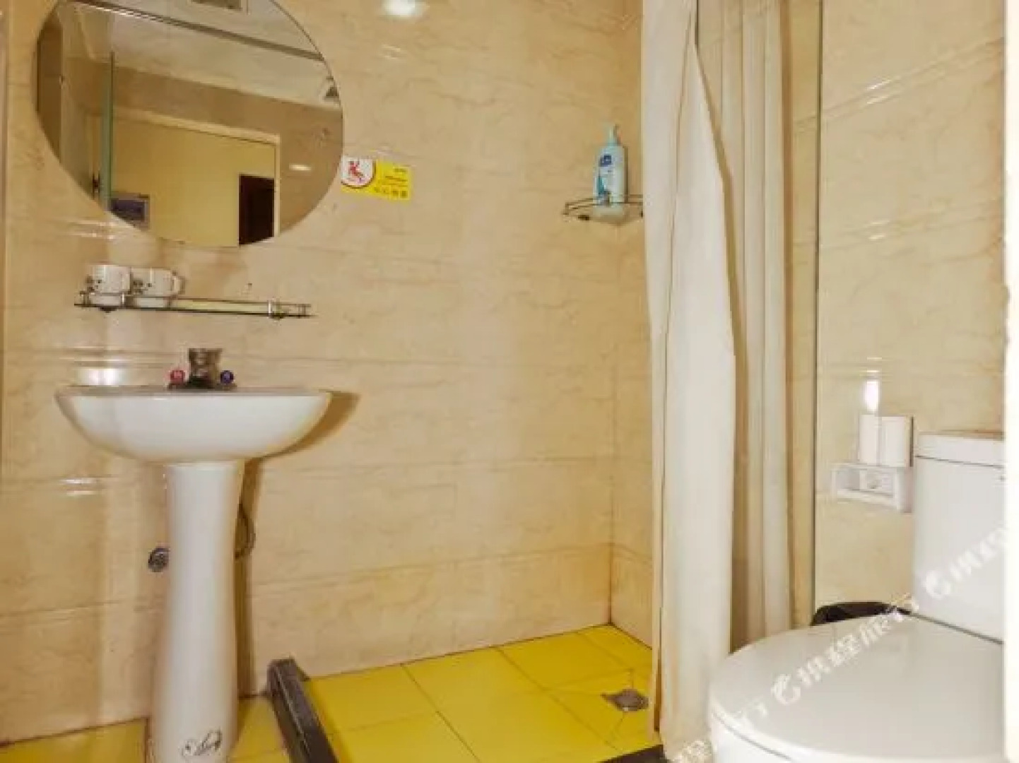 Hilton Business Hotel (Guangrao Sunwu Road Bus Station Junrui Building)