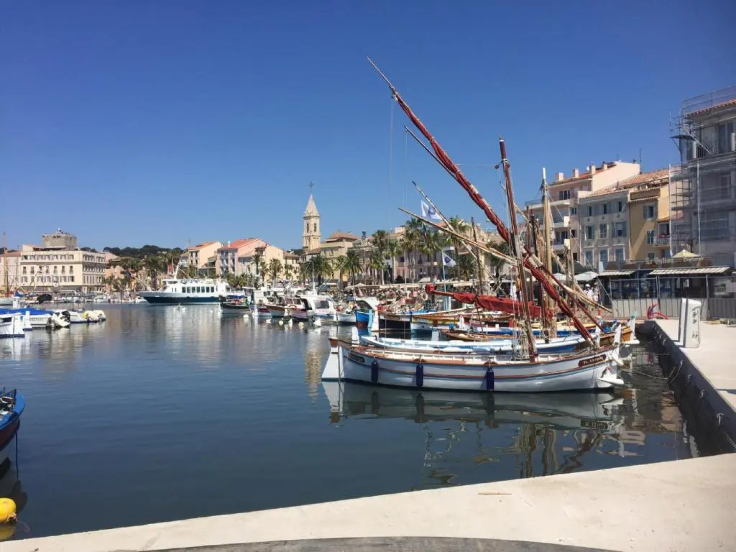 La tropezienne, Duplex 73 m2, 100 m du port, climatisation, grande terrasse