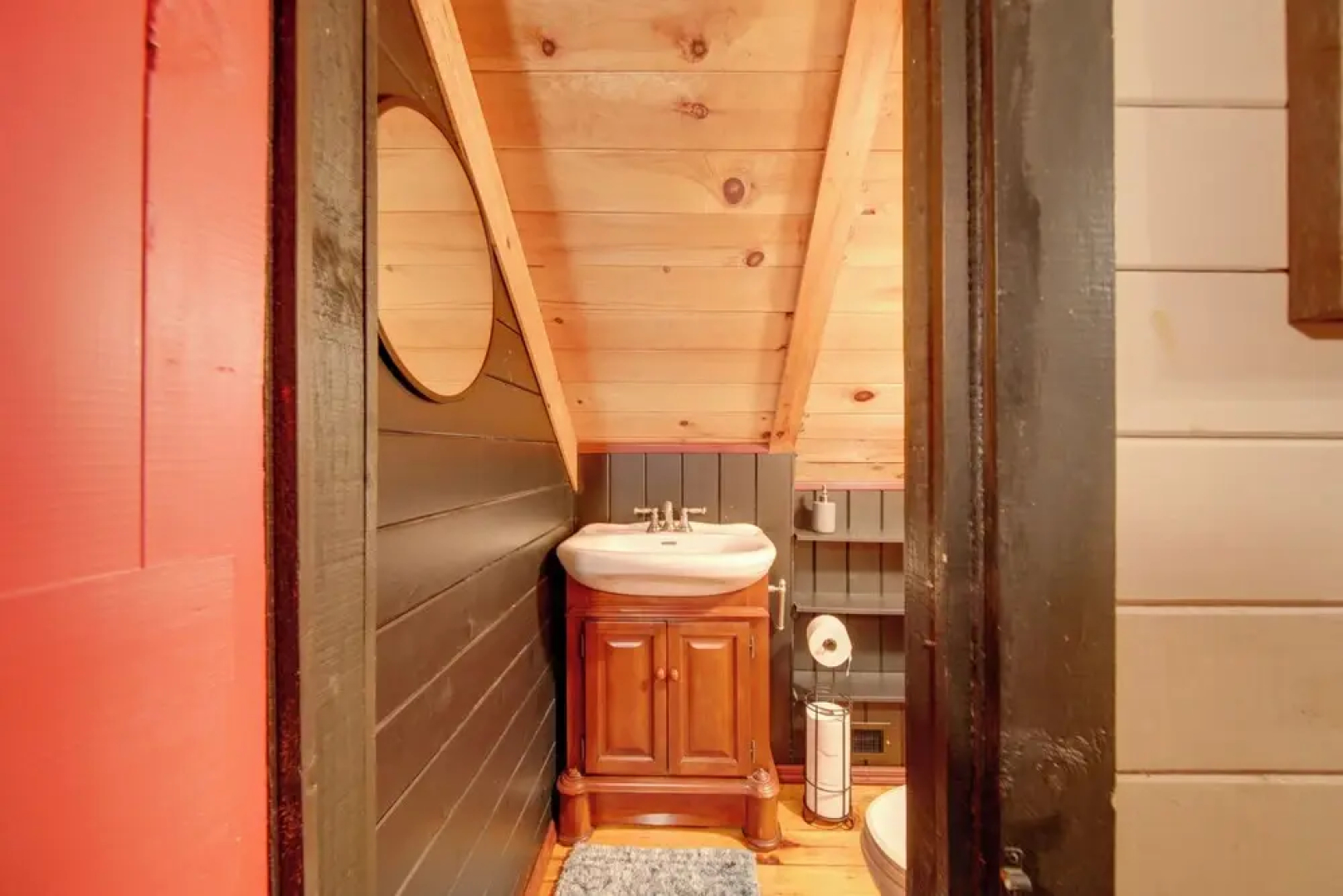 Charming Blue Ridge Mountain Cabin w/ Hot Tub
