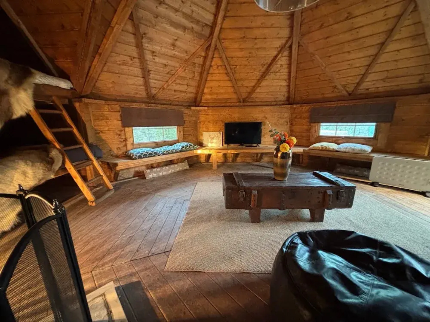 Hobbit Haven Hot Tub and Countryside Bliss