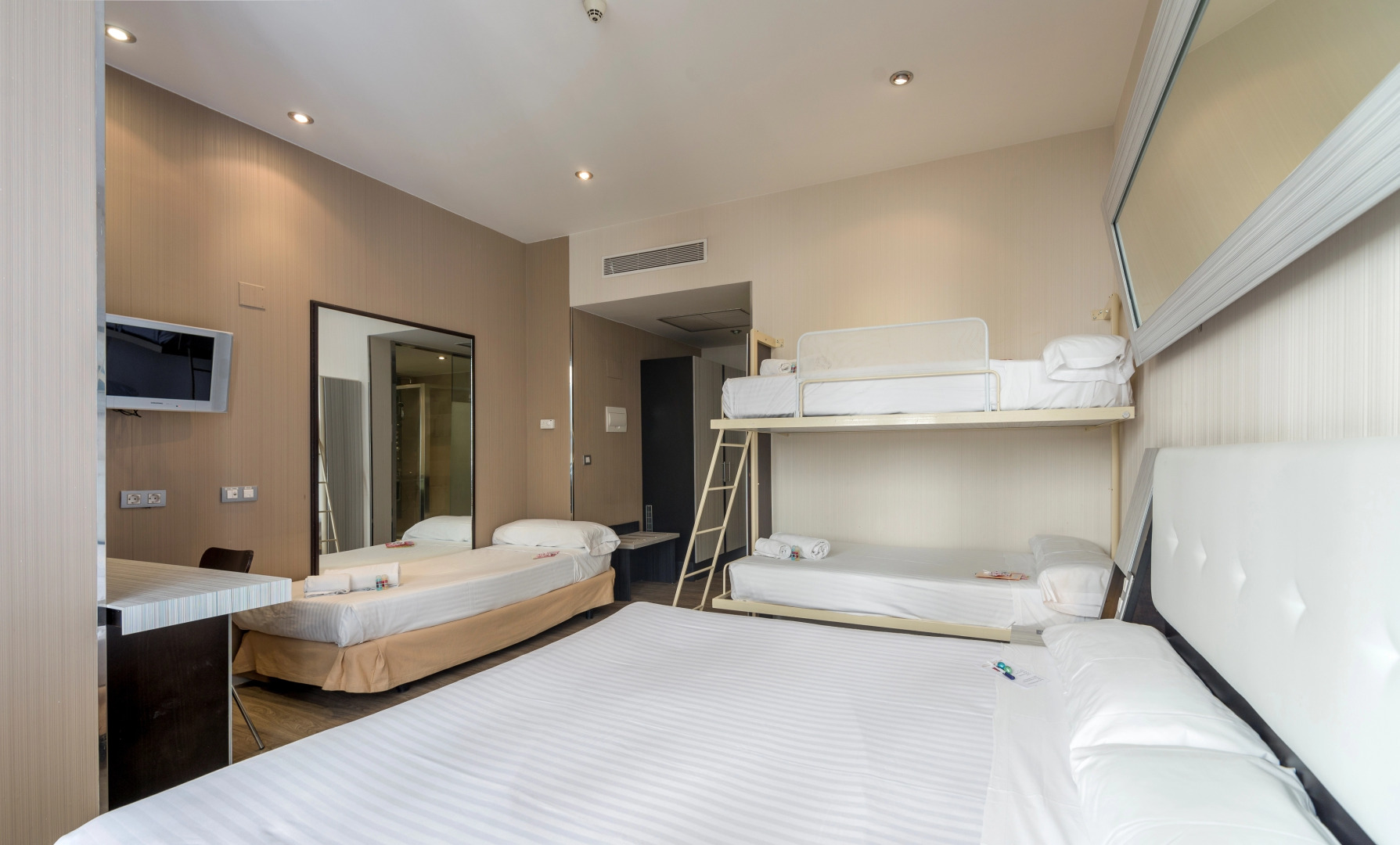 Отель Petit Palace Triball