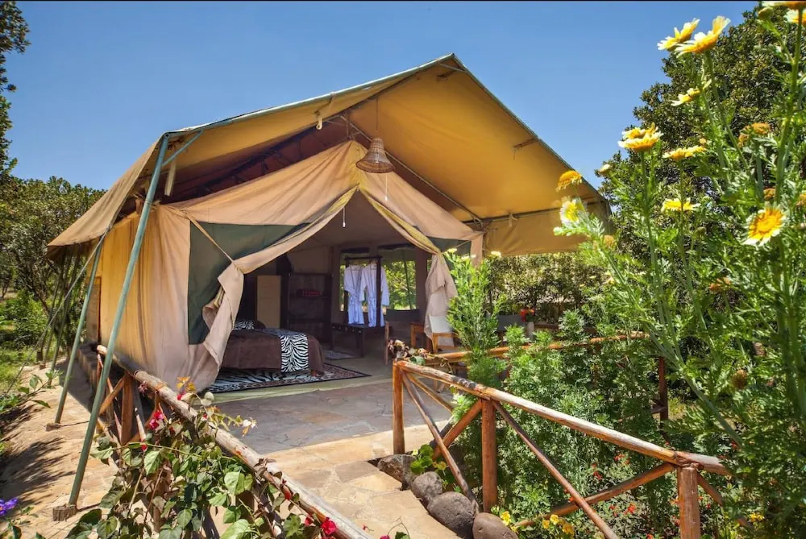 Rhino Watch safari Lodge