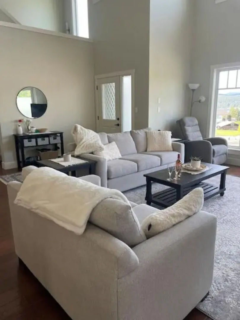 Curt and Candice Jensen Hot Tub Cowichan Bay Ocean View, Games Room and Sauna