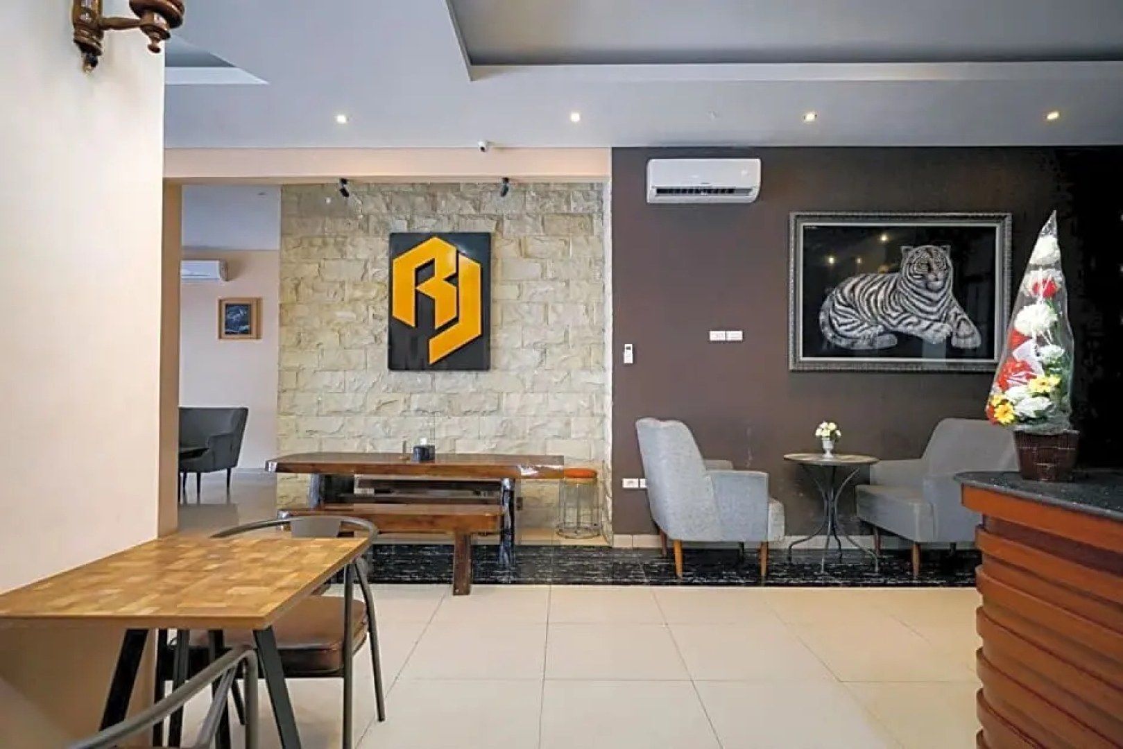 RedDoorz Premium @ Raja Hostel Syariah Lampung