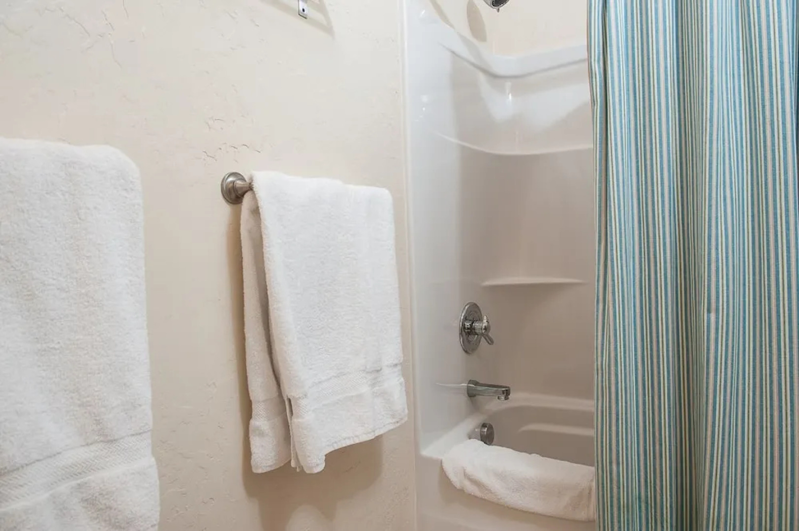 Lake Point Hideaway 3 Br home by RedAwning