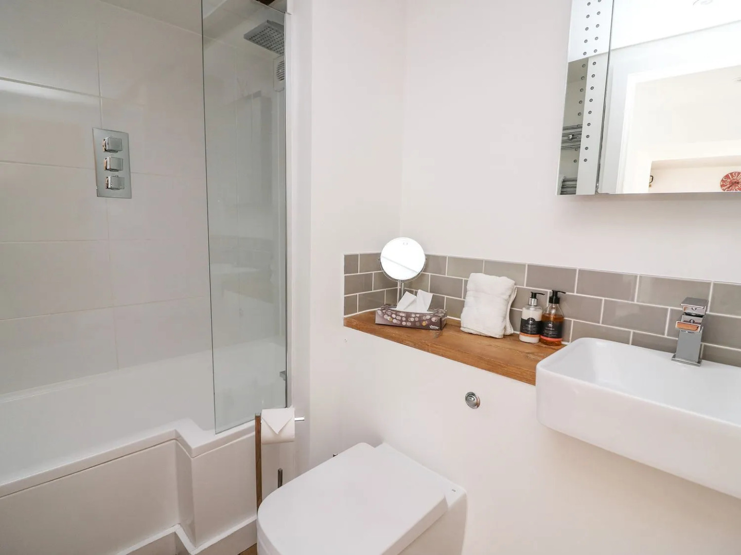 The Cwtch - Luxury Cottage, Sea Views, Pet Friendly