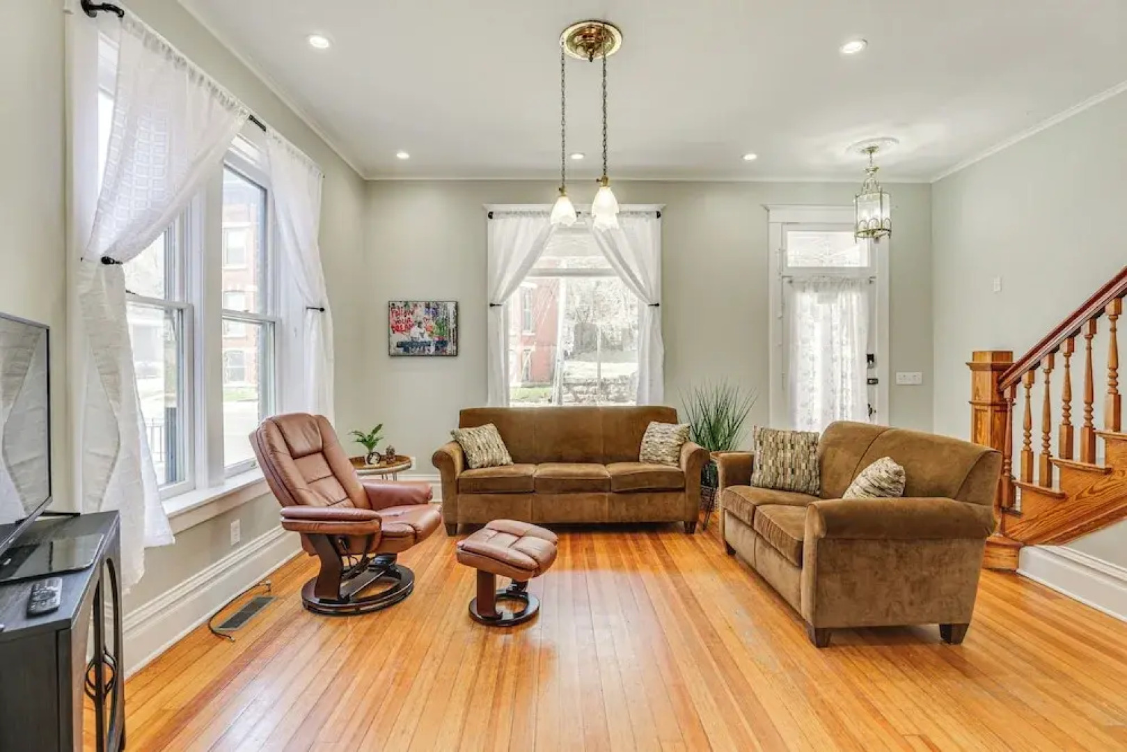 Walk Downtown: Inviting Historic Home in Dubuque!