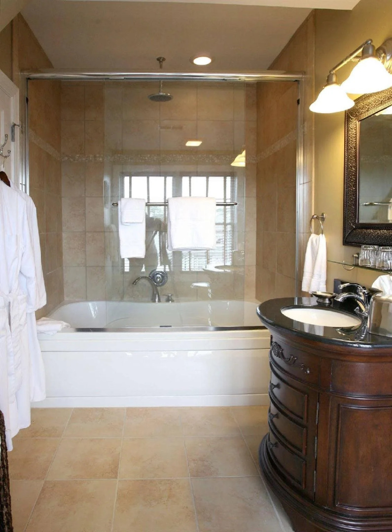 Water's Edge Inn - Adults Only