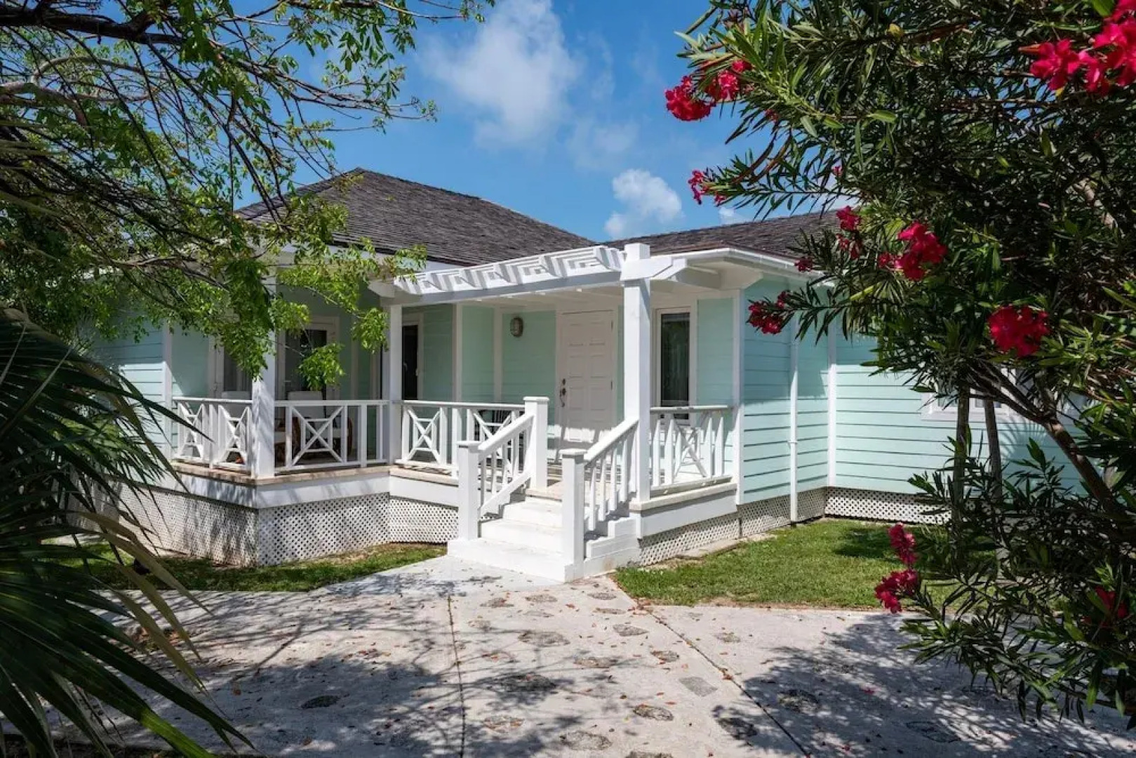 Turtle Pointe - Lux New Windermere Home W/pool, Boat Dock, Beach 3 Bedroom Home