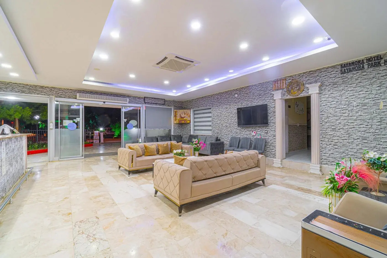 Sayanora Hotel & Park