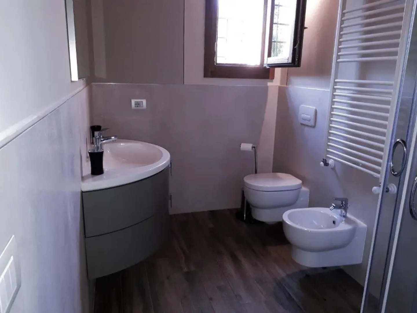 Cottage indipendente di 70 mq con piscina ad uso esclusivo , aria condizionata , 2 bagni , living room ,ampia cucina , lavanderia , terrazza ,giardini , parcheggio privato immerso nelle colline toscane facente parte di dimora storica toscana di fine 1700