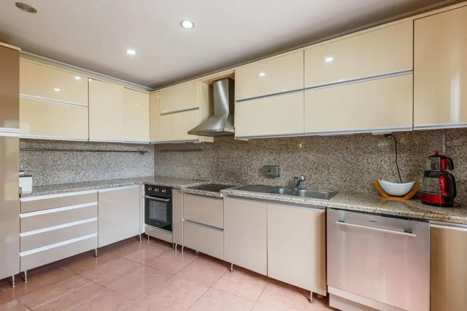 Charming Villa With Pool and Garden in Gebze