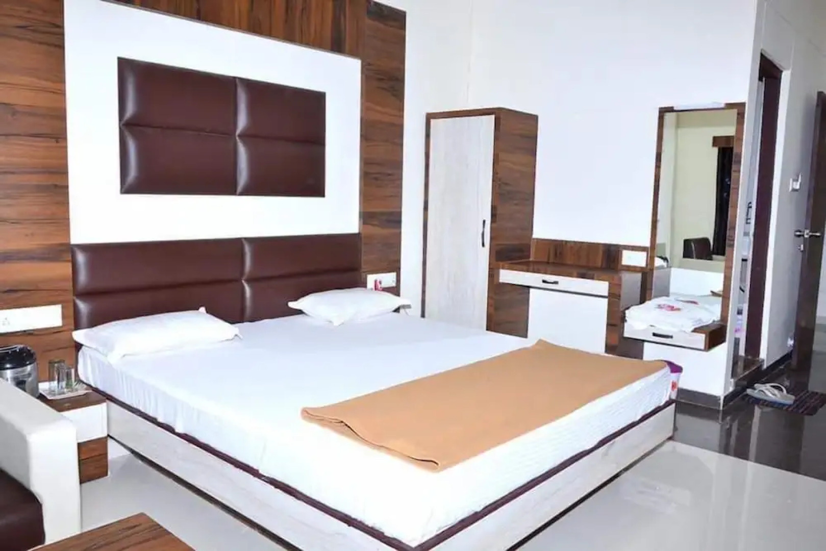 Hotel The New Holiday Inn