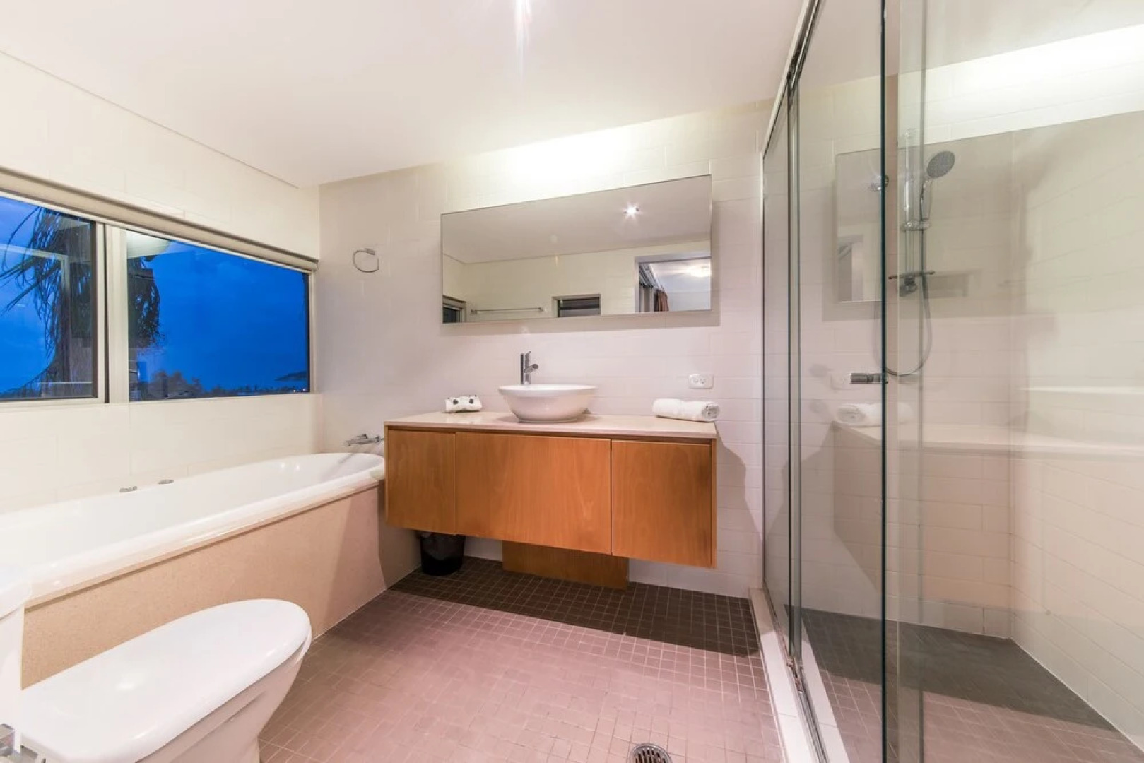 Azure Seas Executive - Airlie Beach