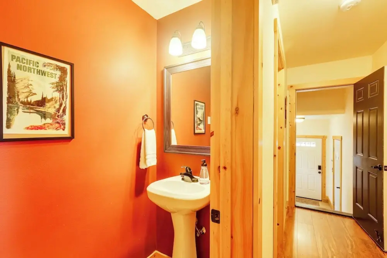 Hot Tub & Game Room: Ronald Retreat 2 Mi to Lake!