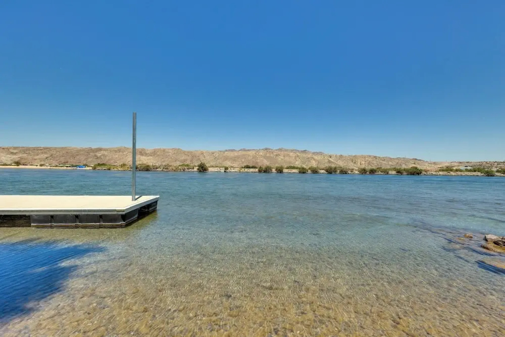 Colorado River Views: Waterfront Bullhead Home