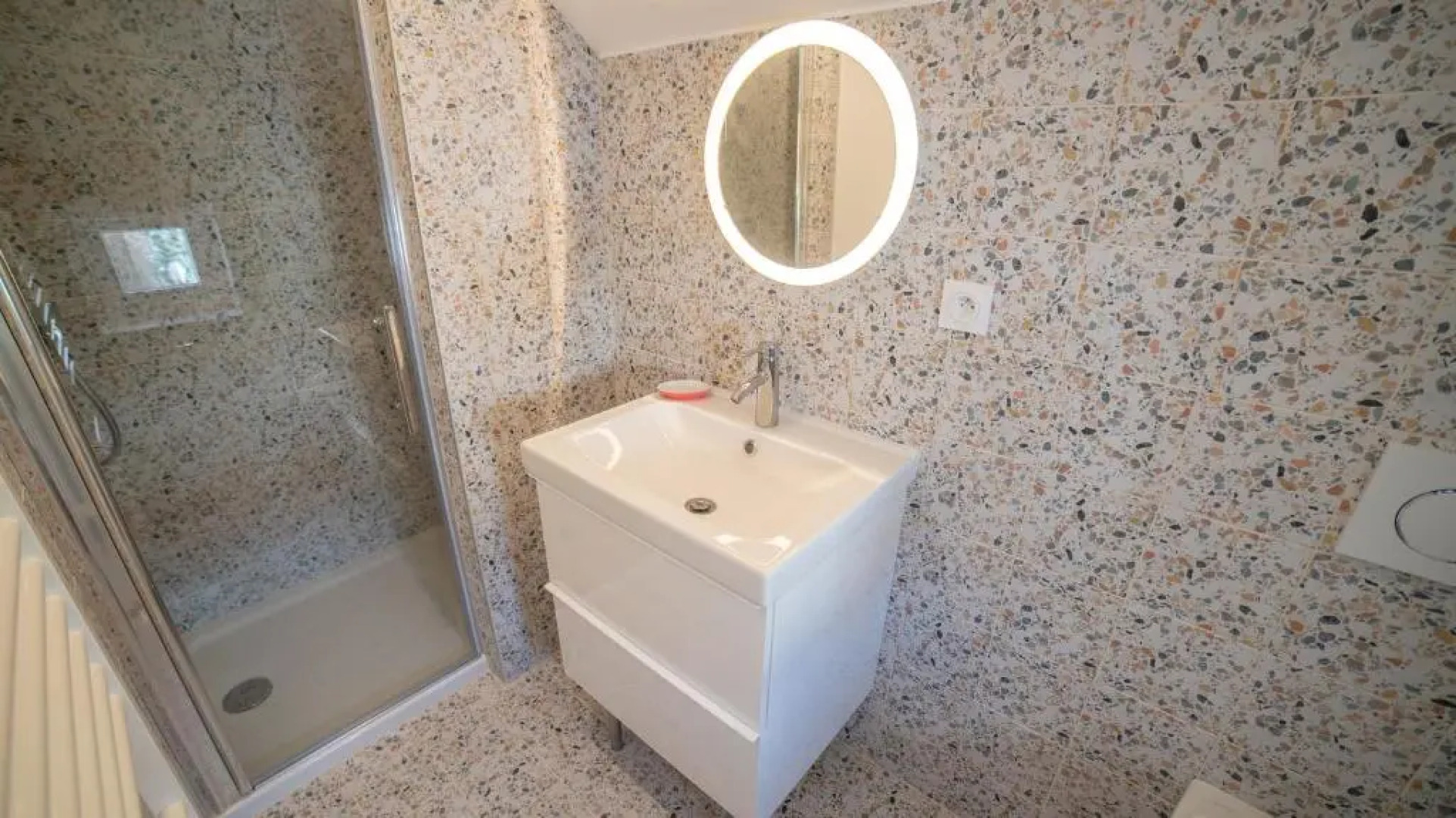 La Maison, 4 appartements 3 étoiles climatisés au centre ville avec jardin proche du Parc et des Thermes