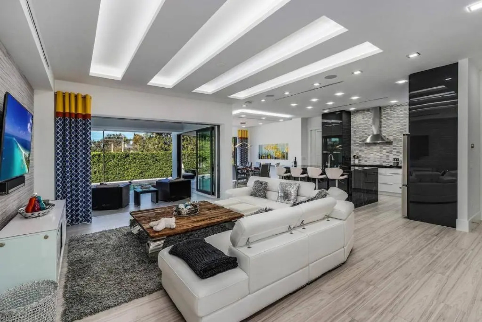 Beach 5 Min. Walk-Luxurious Modern Pool Home