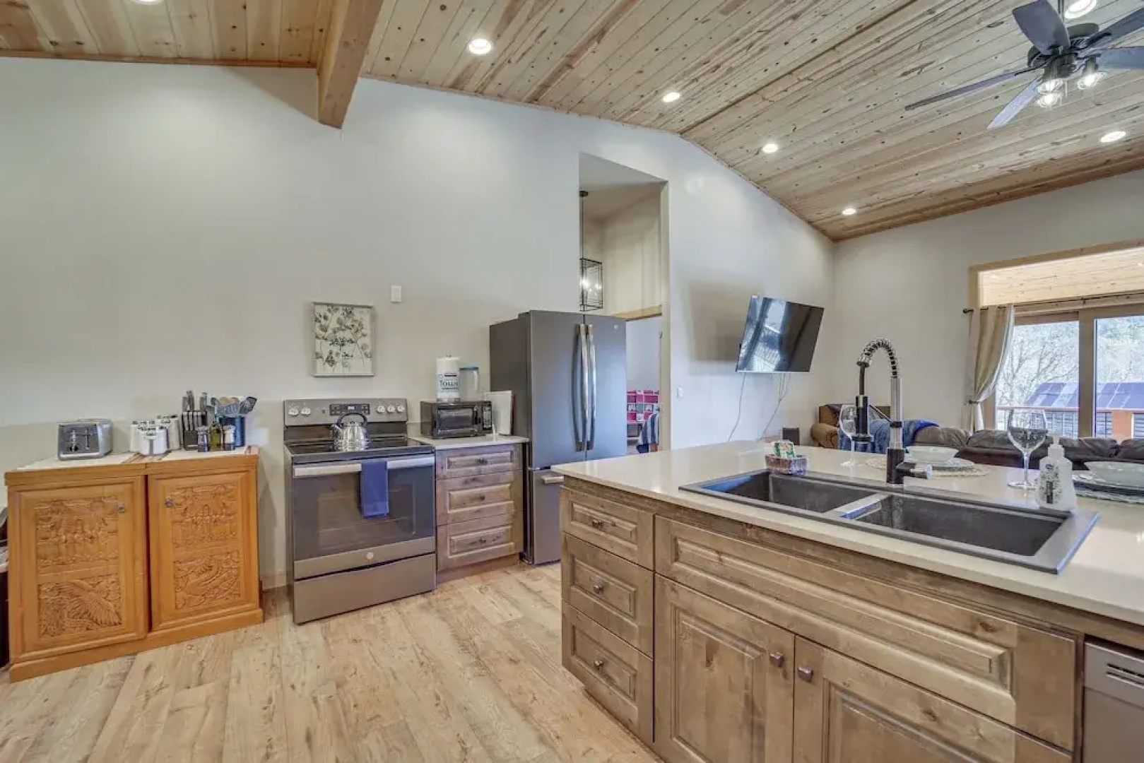 'lavender Lodge' Mountain-view Pine Cabin w/ Deck