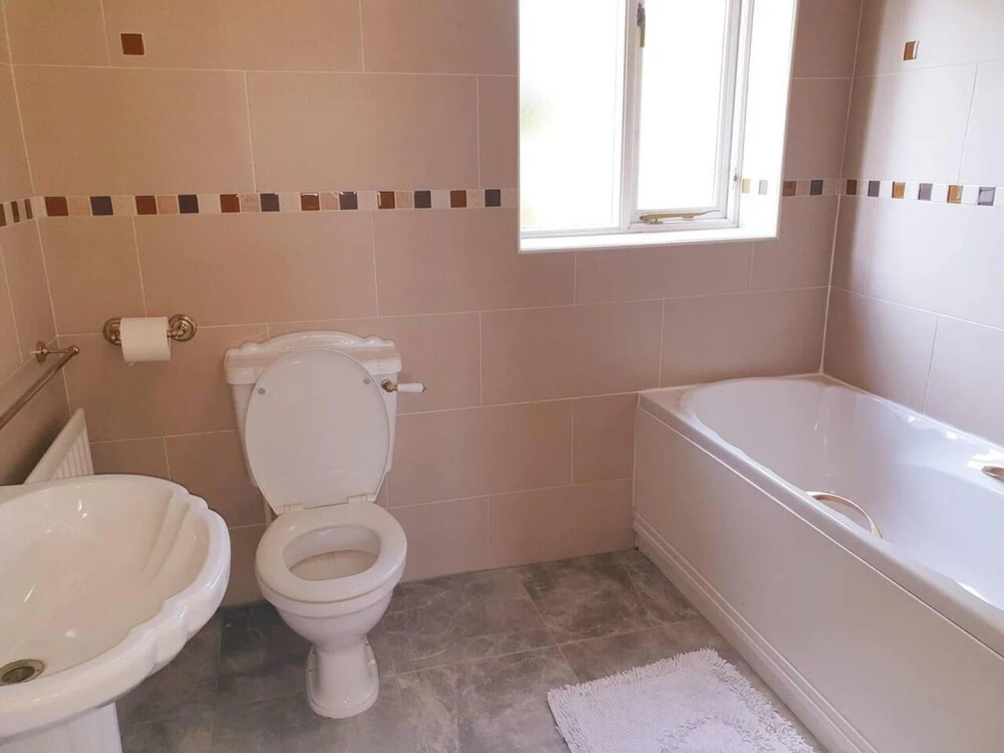 Lovely 4-bed , 3 Bath Villa in Bolton, Manchester