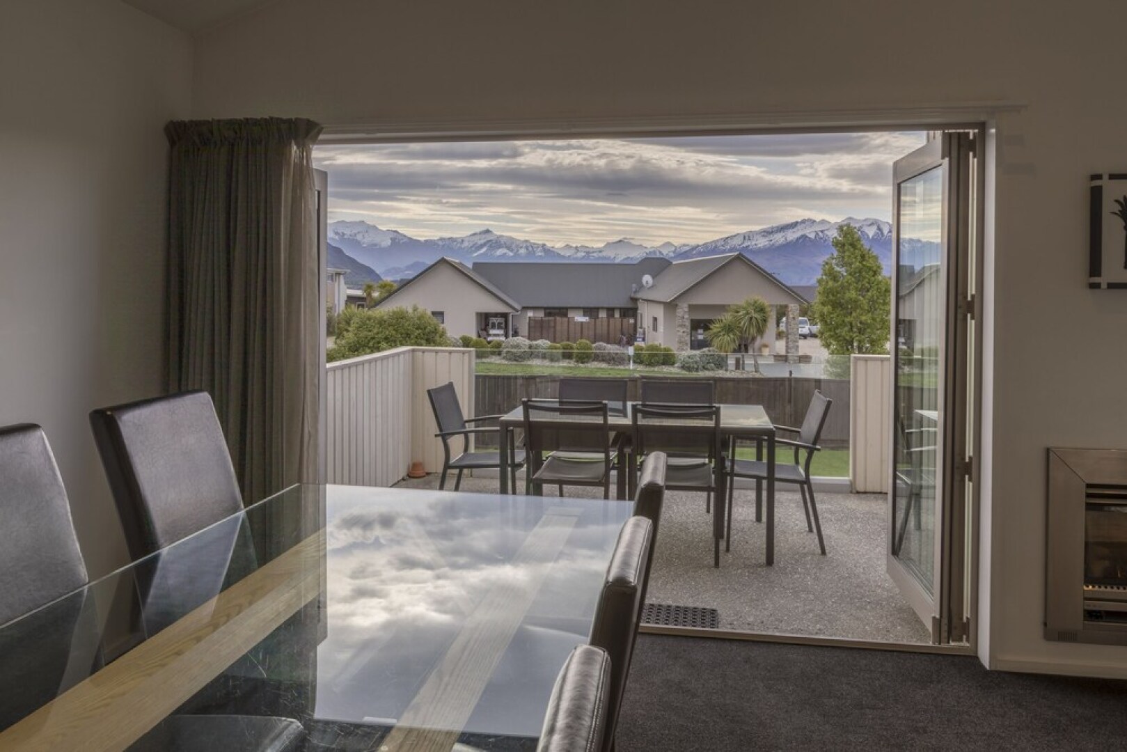 Toodle's Super Six in Wanaka w Mountain Views