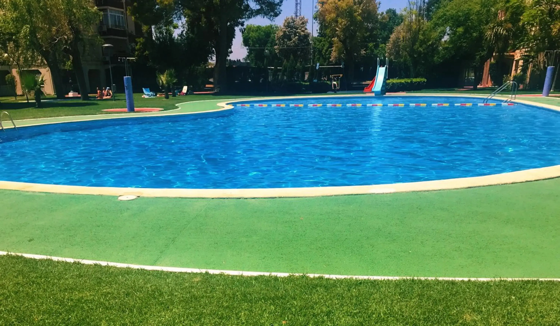 The White Apartment: Luxury, Beach and Design