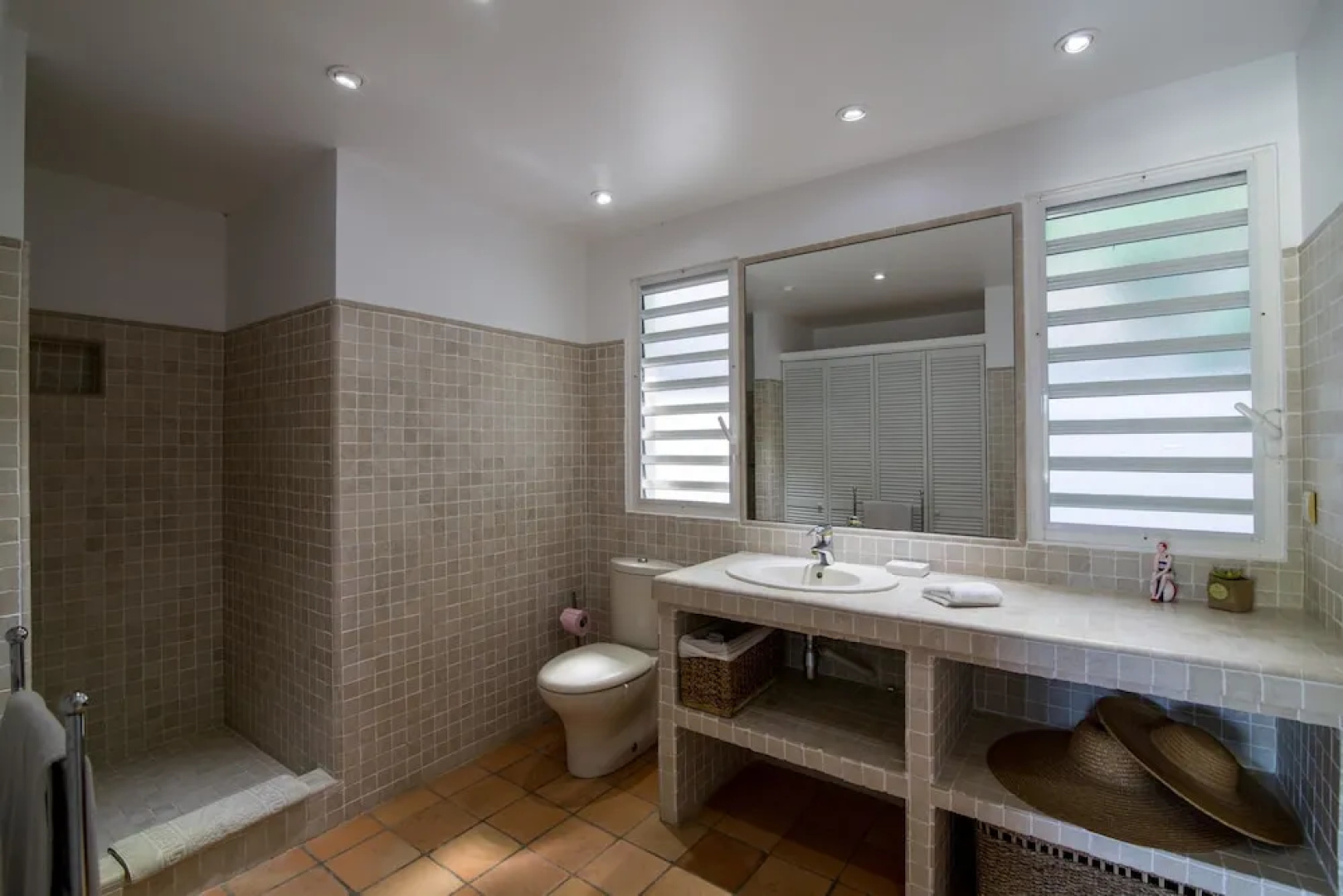 Stunning Ocean Views, Large Heated Pool, Walk to the Beach, AC, Free Wifi