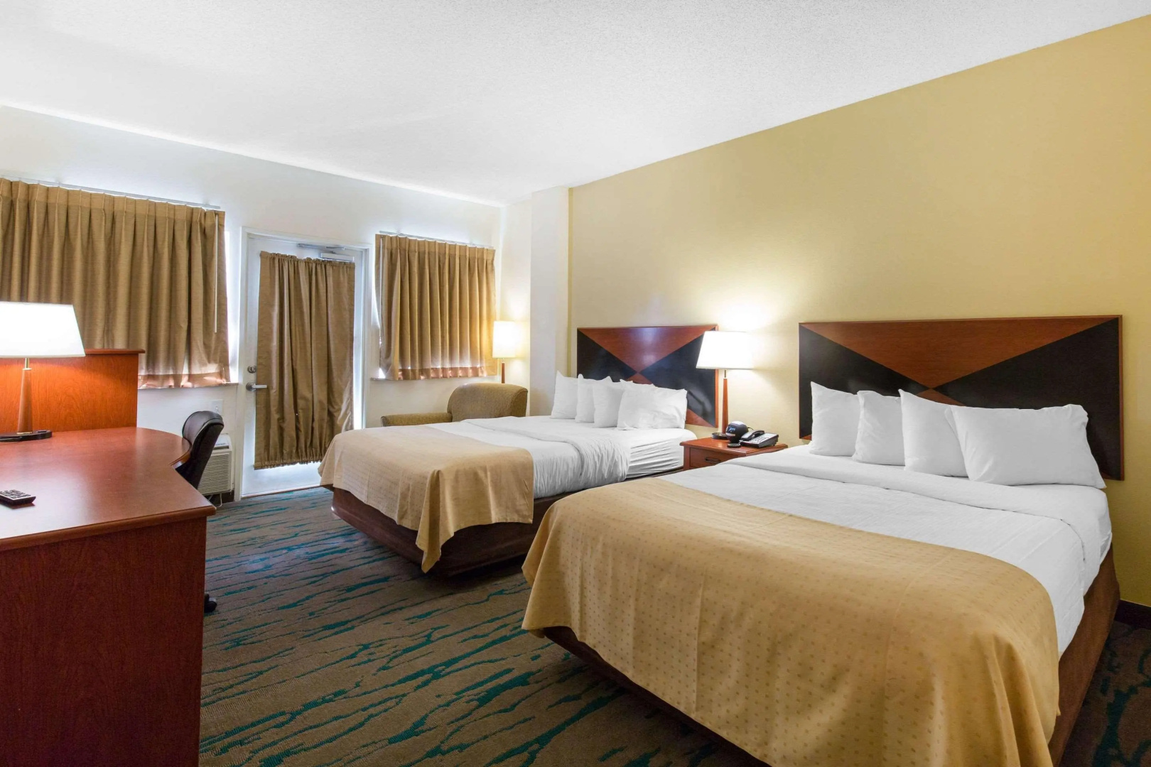 Gateway Hotel & Suites, an Ascend Collection Hotel