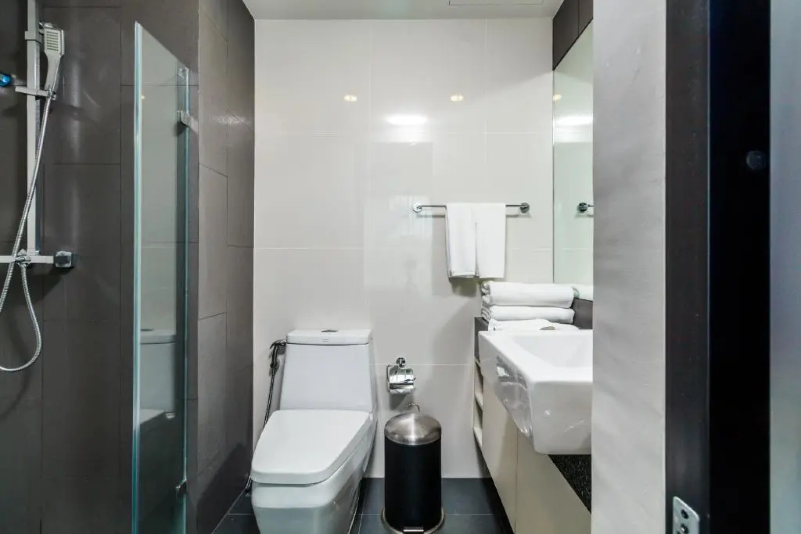 6 Avenue Surin by Lofty