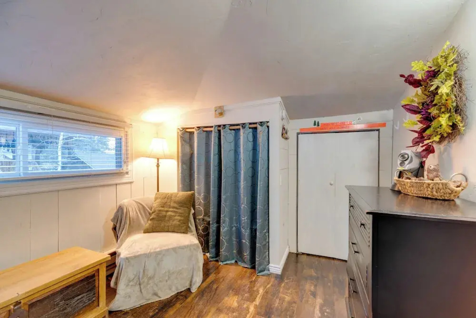 Rustic Log Cabin w/ Studio ~ 5 Mi to Pikes Peak!