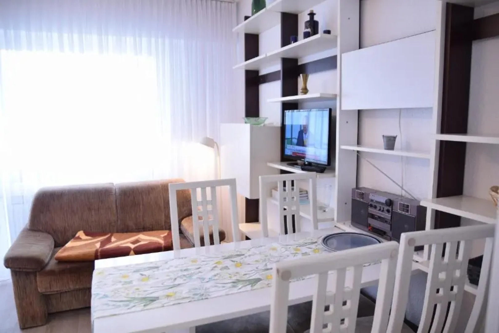 Einfaches 2-Zimmer-Appartement mit Balkon.