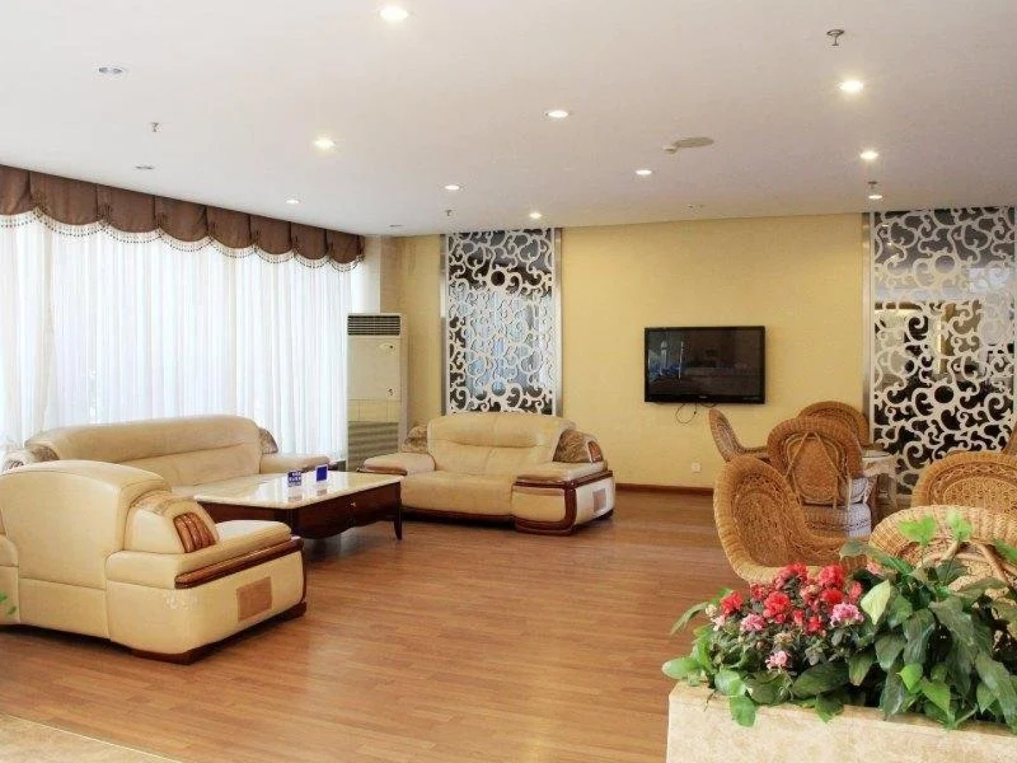 Yibin Jiangnan Hotel