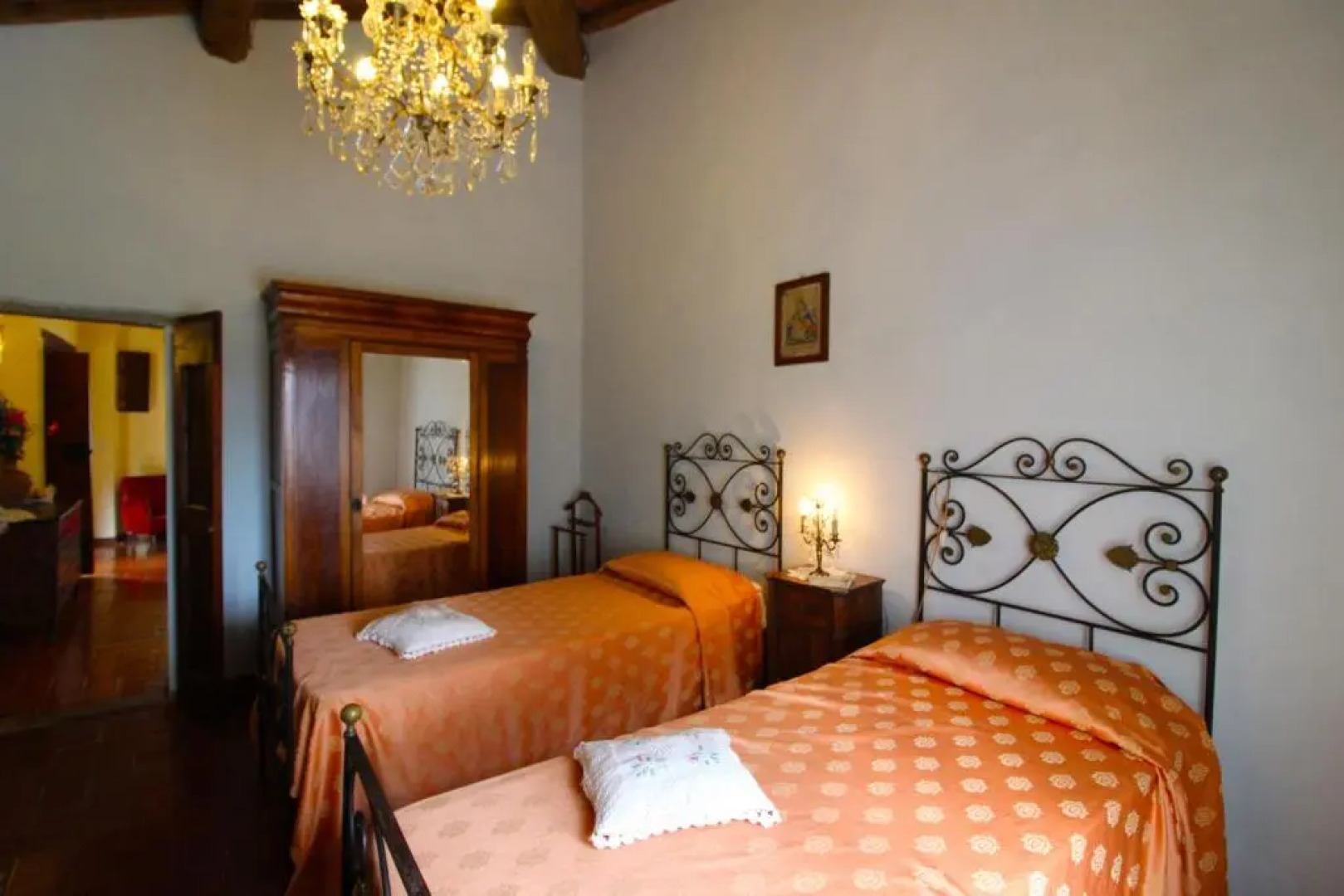 Stunning private villa for 6 guests with private pool, TV, pets allowed and parking