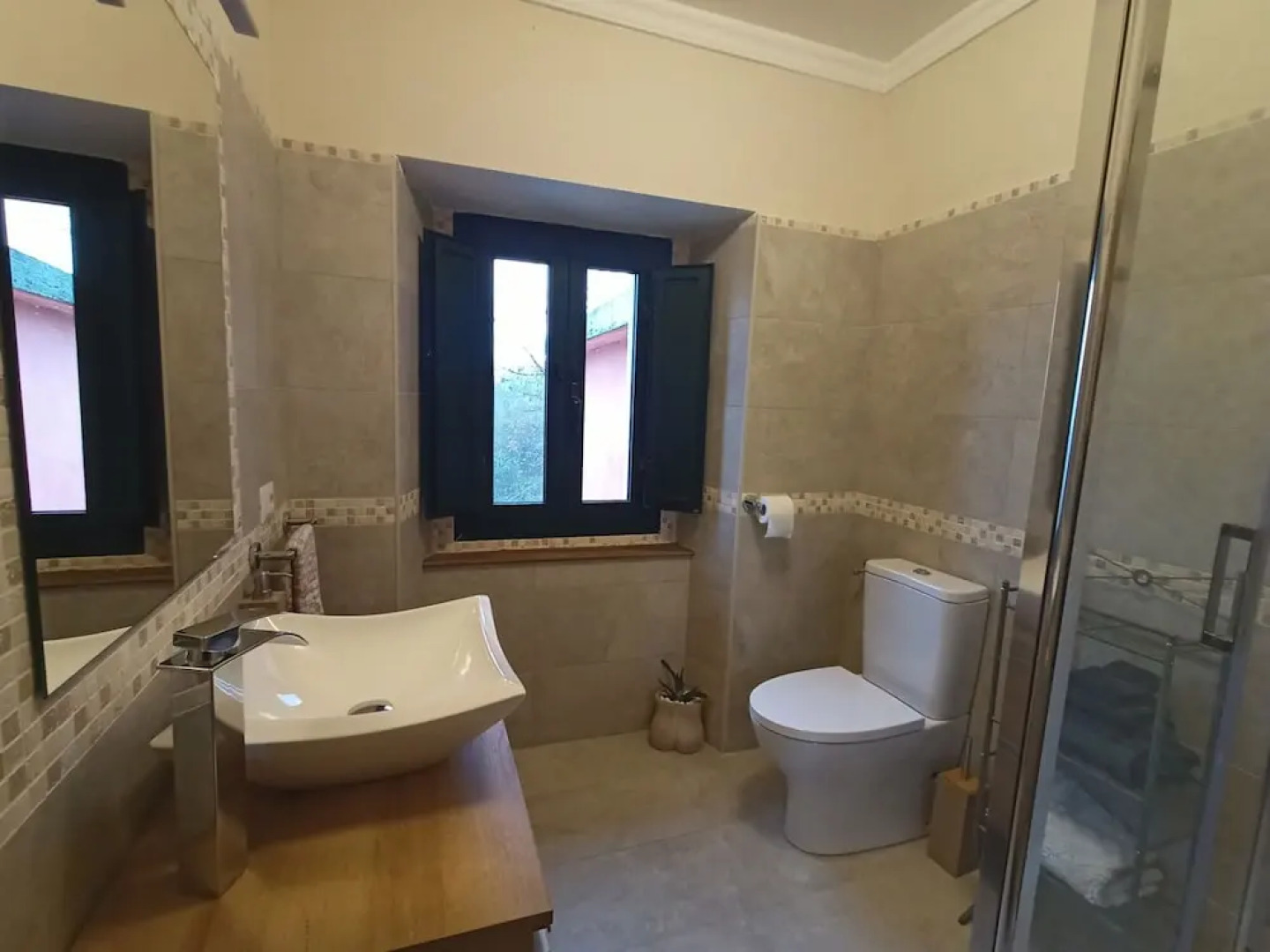 Stunning 3-bed House in Gallinaro, Aircon and Pool