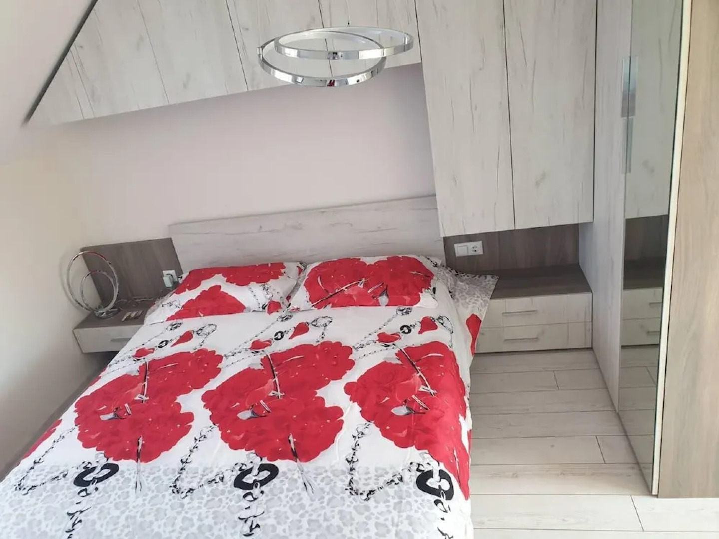 2-bed - Sleeps 4 - With Parking