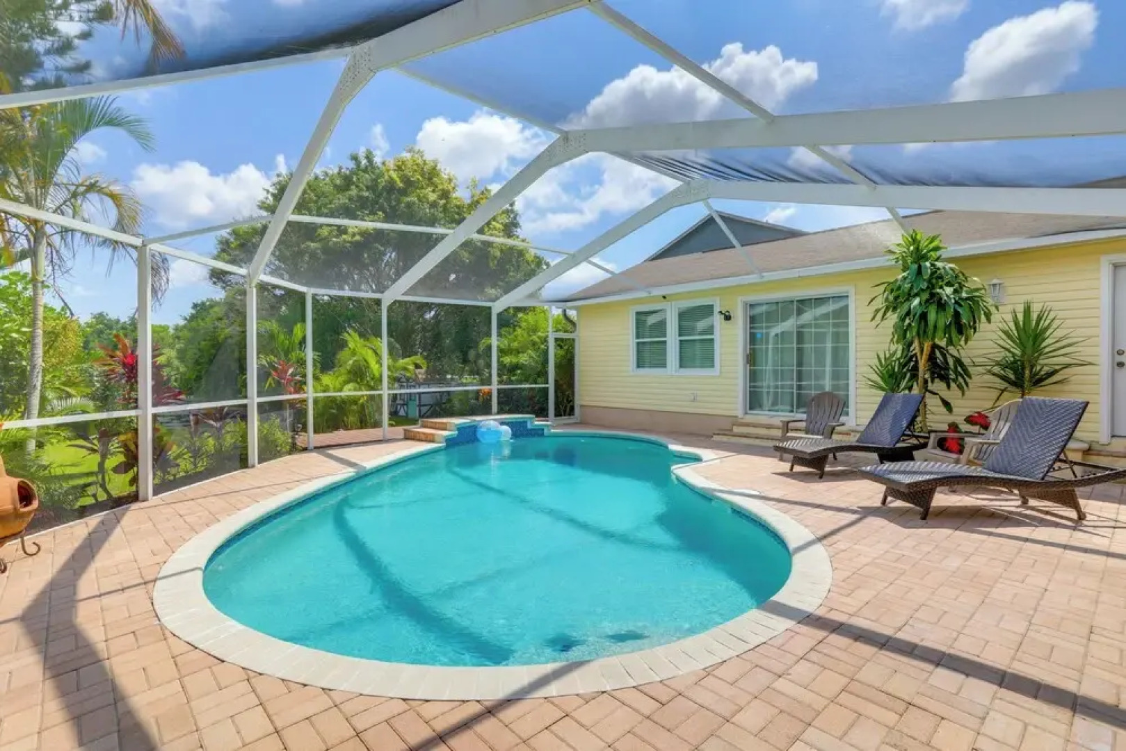 4 Mi to Beaches: Alluring Largo Hideaway!