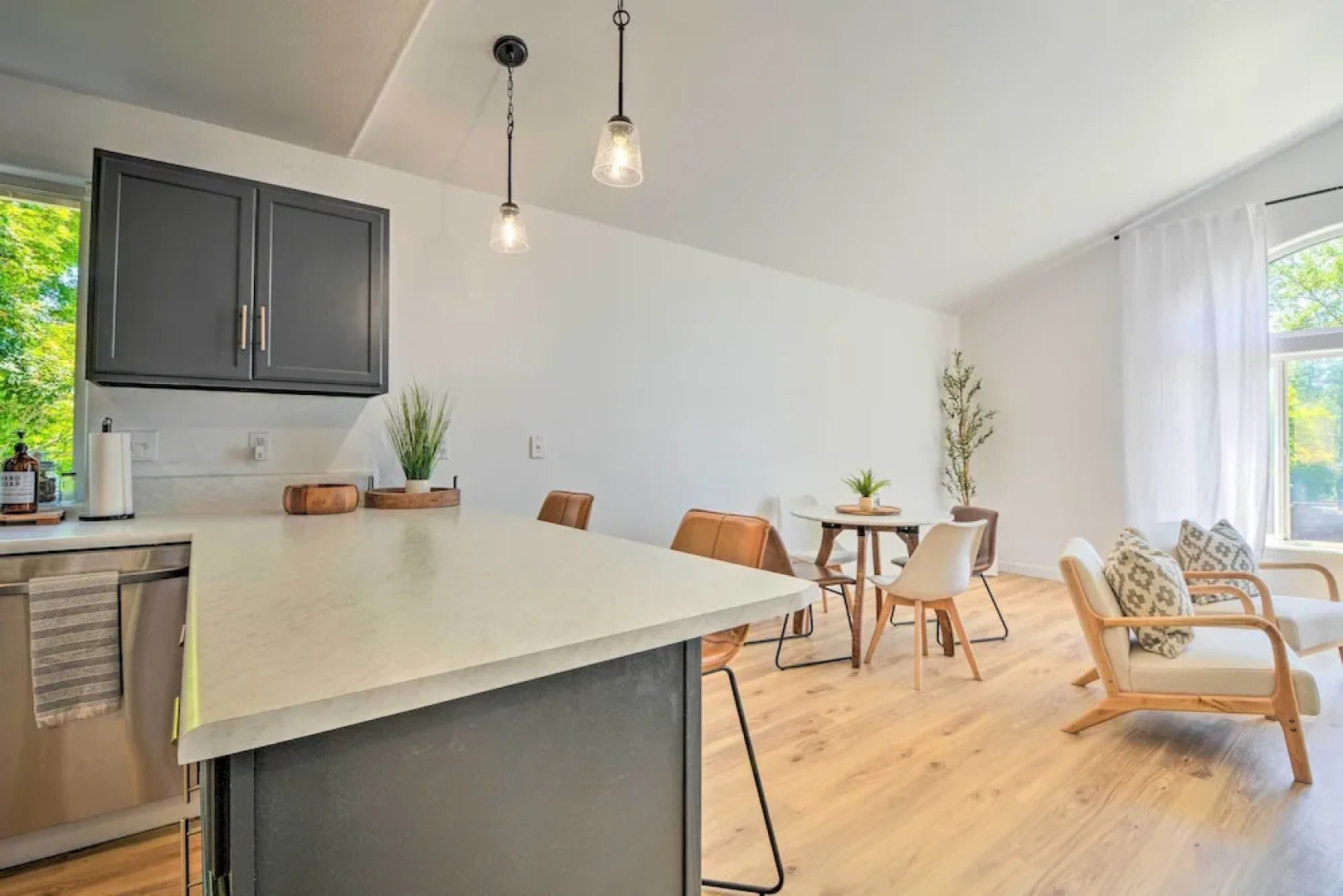 Close to Parks & Brews: Sunny Grants Pass Apt!