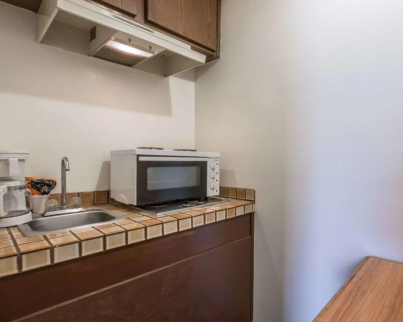 Palm Inn Hotel near Tyler Mall Riverside