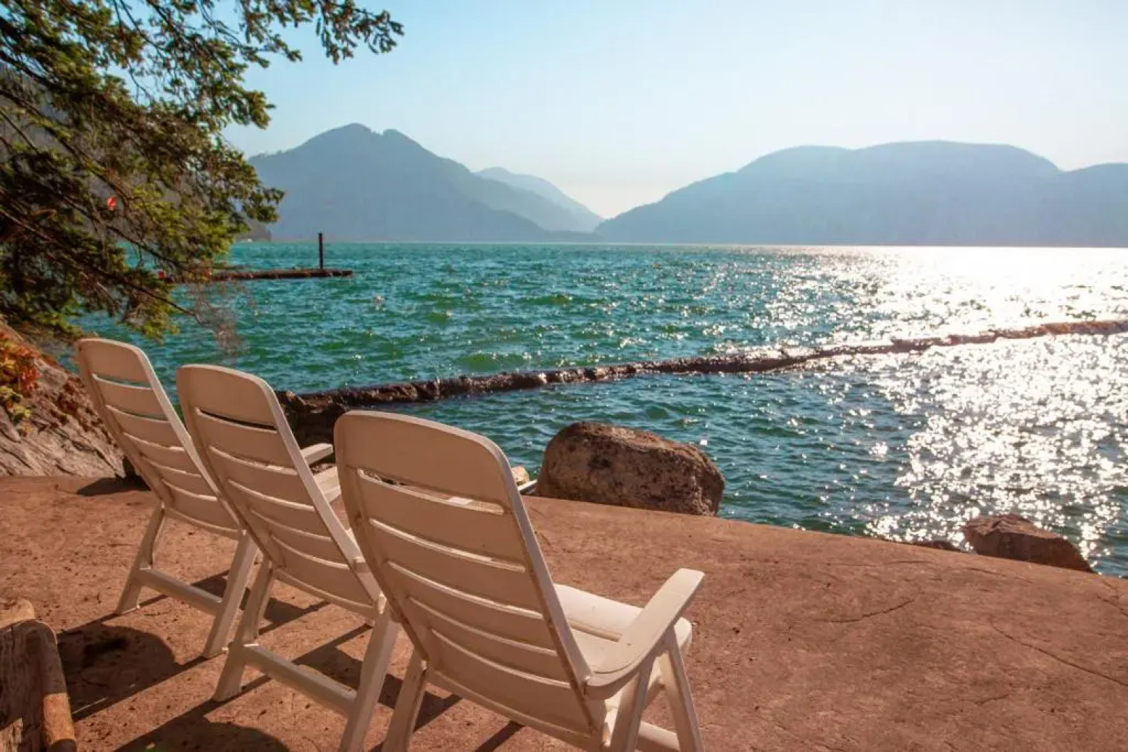 The Overlook, Luxury Lakeside Home with Dock