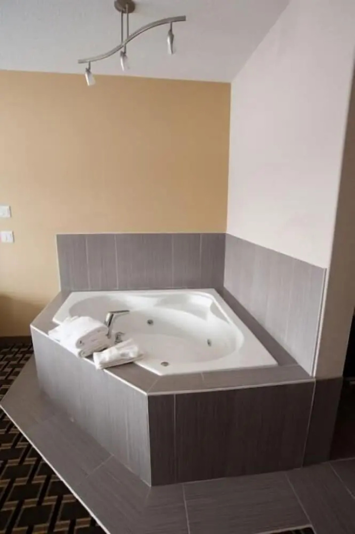 Stoughton Western Star Inn & Suites