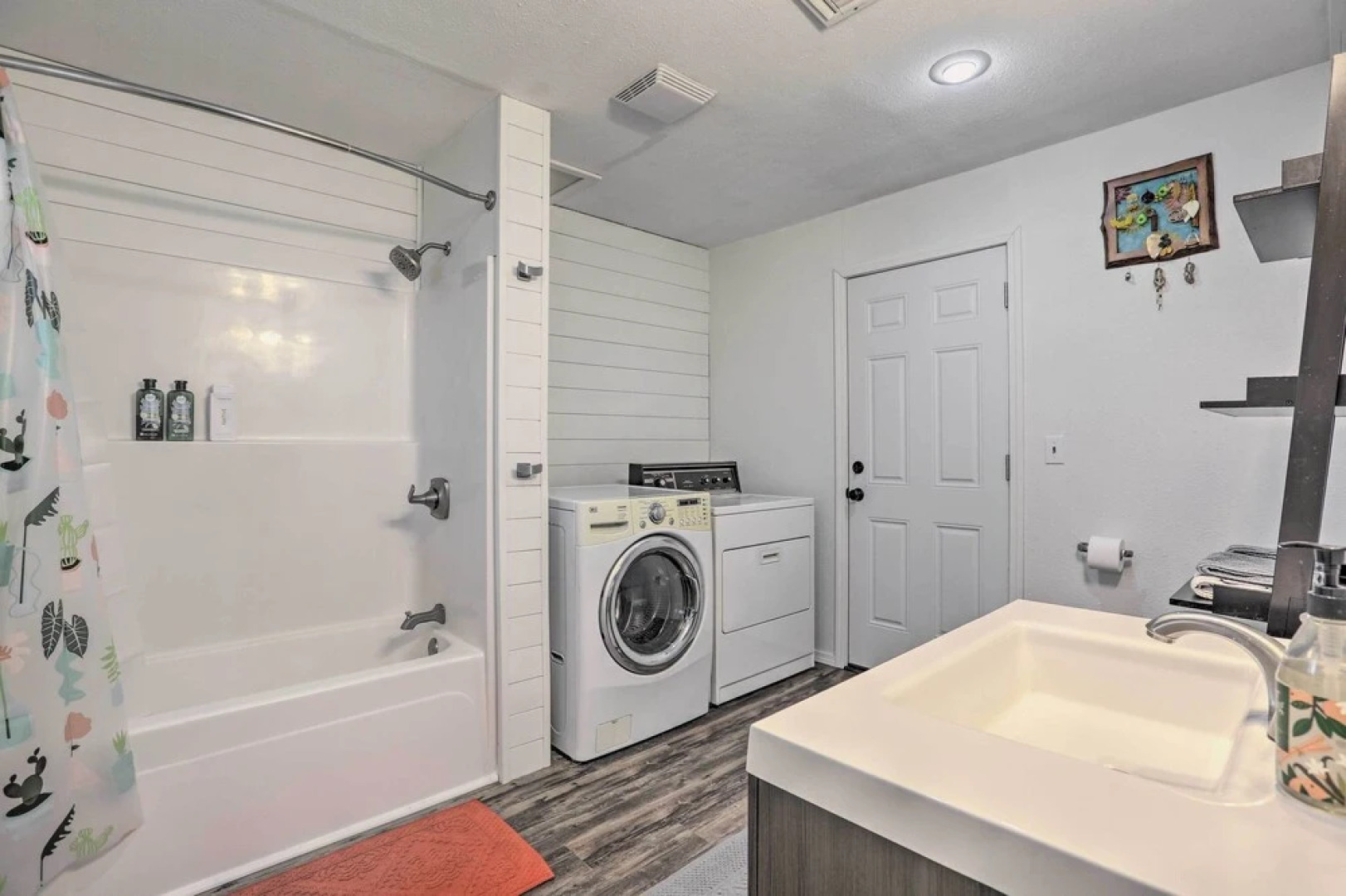 Relaxing Redmond Retreat: Golf, Hike & Ski!